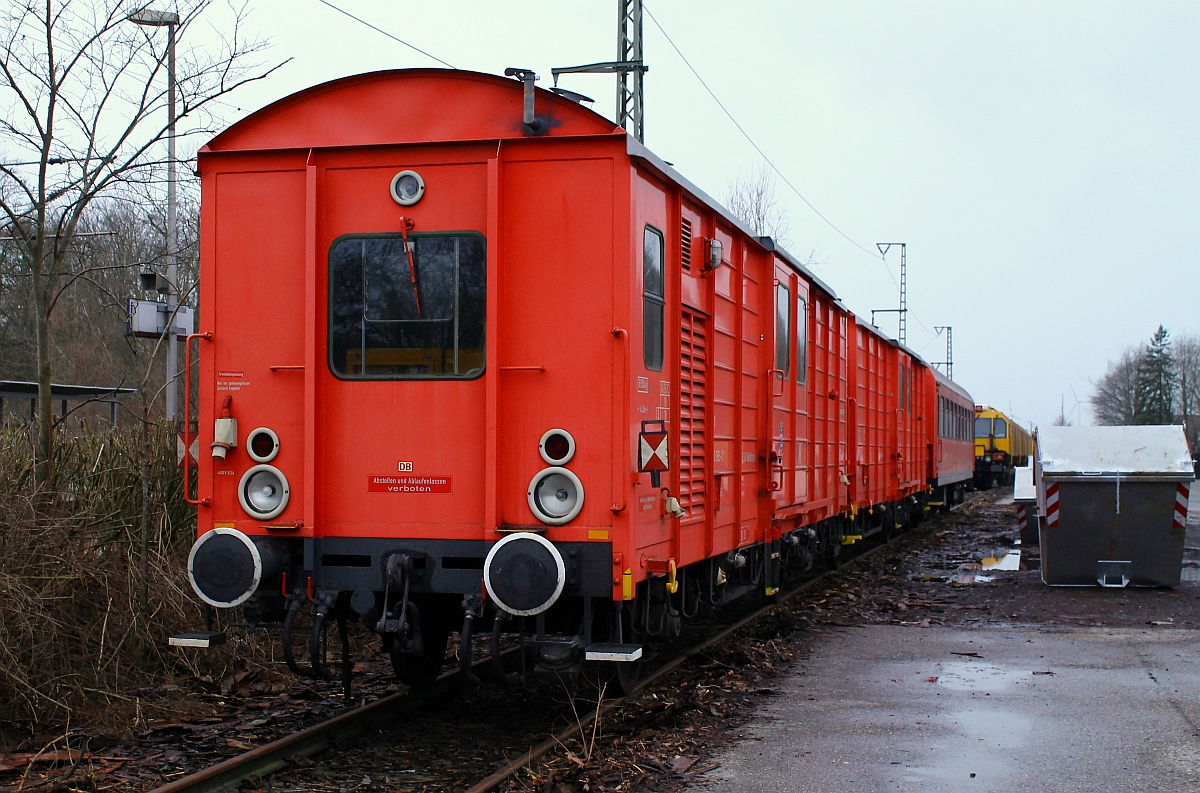 DB Notfalltechnik-Übungs-Zug bestehend aus dem Energieversorgungswagen 4080 940 0 965-6(361)Unt/WW X/12.11.08,Verl/FB9/19.10.15, dem Gerätewagen 4080 940 0 915-1(360)Unt/WW X/12.11.08,Verl/FB9/19.10.15 und dem Aufenthaltswagen 60 80 99-01 520-8(Dienst)für die Bauarbeiter wohl abgestellt in der Ladestrasse in Jübek. 09.01.2015