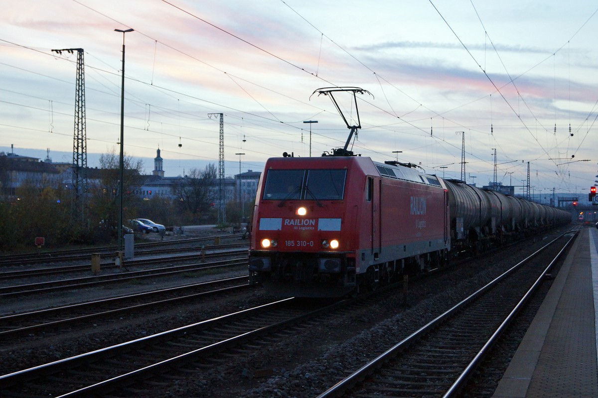 DB RAILION: BR 185 310-0 mit einem Kesselwagenzug anlässlich der Bahnhofsdurchfahrt Regensburg am frühen Morgen des 21. November 2014.
Foto: Walter Ruetsch