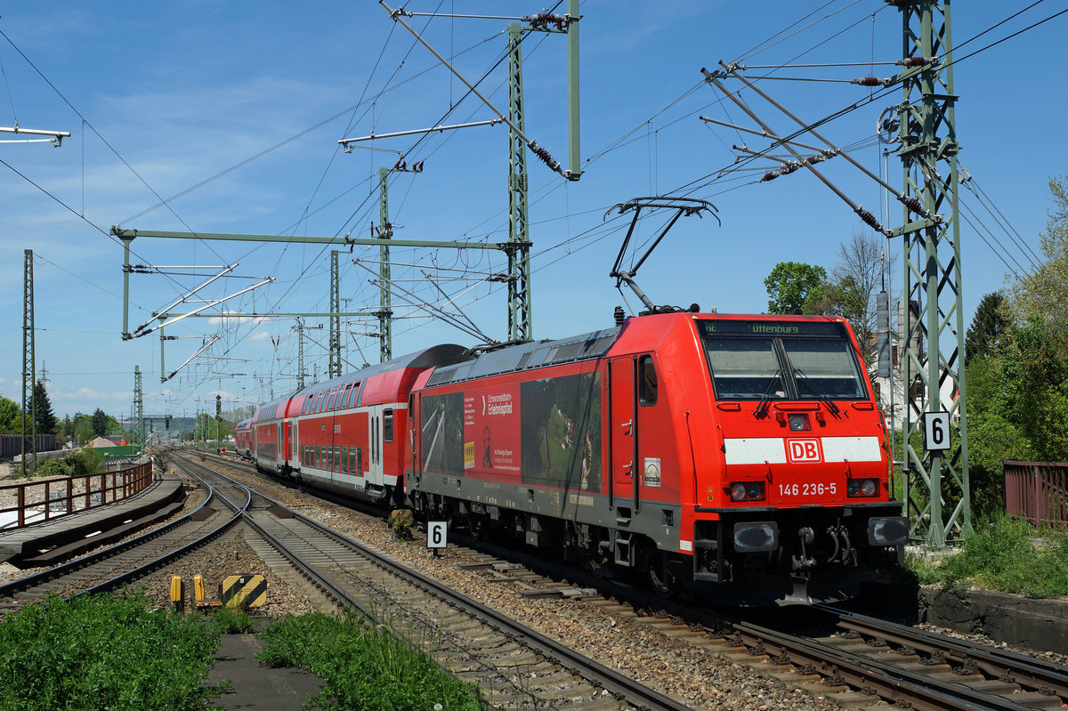 DB: RE nach Offenburg mit der 146 236-5 bei der Ausfahrt Haltingen am 6. Mai 2016. Die beiden Geleise werden demnächst auf vier Spuren ausgebaut, wegen dem Gotthard Basistunnel, DEM LÄNGSTEN EISENBAHNTUNNEL DER WELT. Links im Bilde ersichtlich ist das direkte Verbindungsgeleise von Haltigen zum Güterbahnhof Weil am Rhein. Abgebrochen wird weiter in Haltingen das alte längst nicht mehr genutzte Bahnhofsgebäude sowie der grosse historische Güterschuppen und die beiden Eisenbahnbrücken.
Foto: Walter Ruetsch 