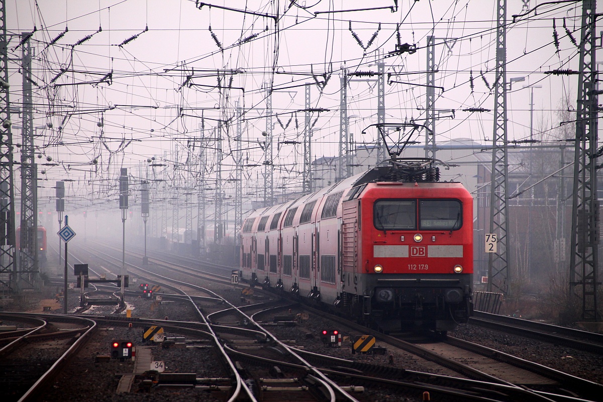 DB Regio 112 179(-7)mit dem RE 21009 von Kiel nach Hamburg Hbf bei der Einfahrt in Neumünster. 31.03.2014