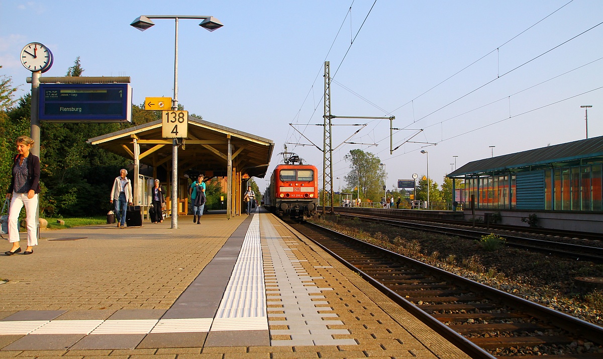 DB Regio 143 295-4 mit der RB nach Flensburg festgehalten im Bhf Schleswig. 16.09.2014