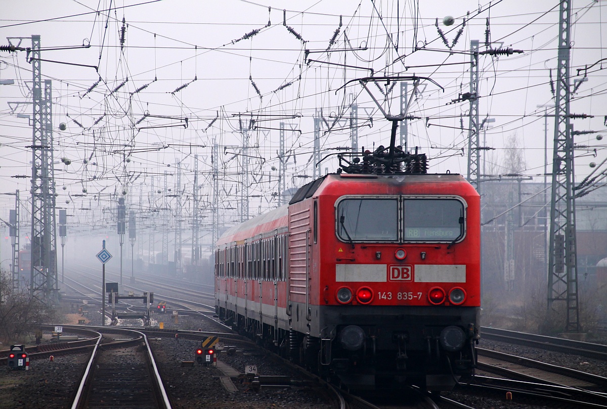 DB Regio 143 835-7 schiebt hier ihre RB nach Flensburg durch Neumünster. 31.03.2014