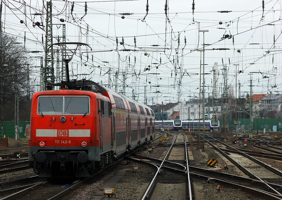 DB Regio AG Nord Braunschweig 6 111 142-6(REV/LD X/04.02.09, Verl/HBS/06.12.16) verlässt hier mit einem RE Bremen Richtung Süden. 30.01.2016