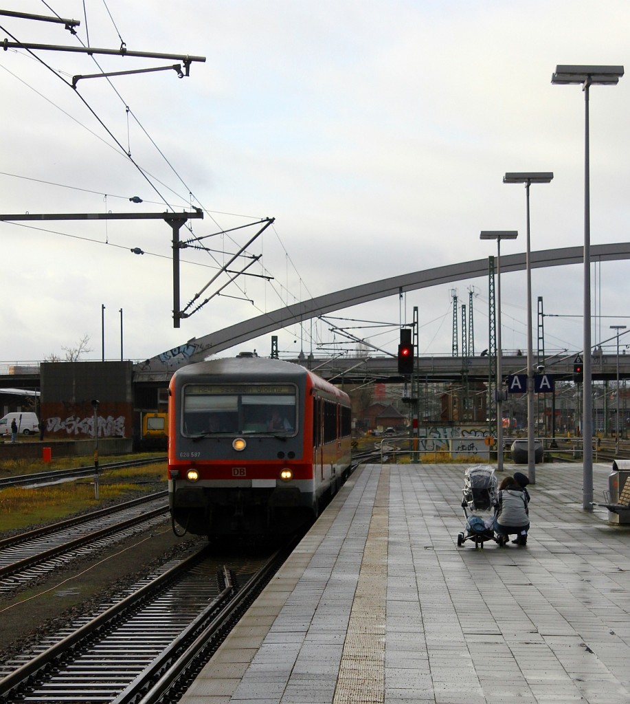 DB Regio AG Region Nordost Rostock Hbf 0628 587-7/0928 587-4(REV/FK X/24.09.08, Verl/WR/05.09.16) als RE4 von und nach Polen bei der Einfahrt in Lbeck. 12.12.2015