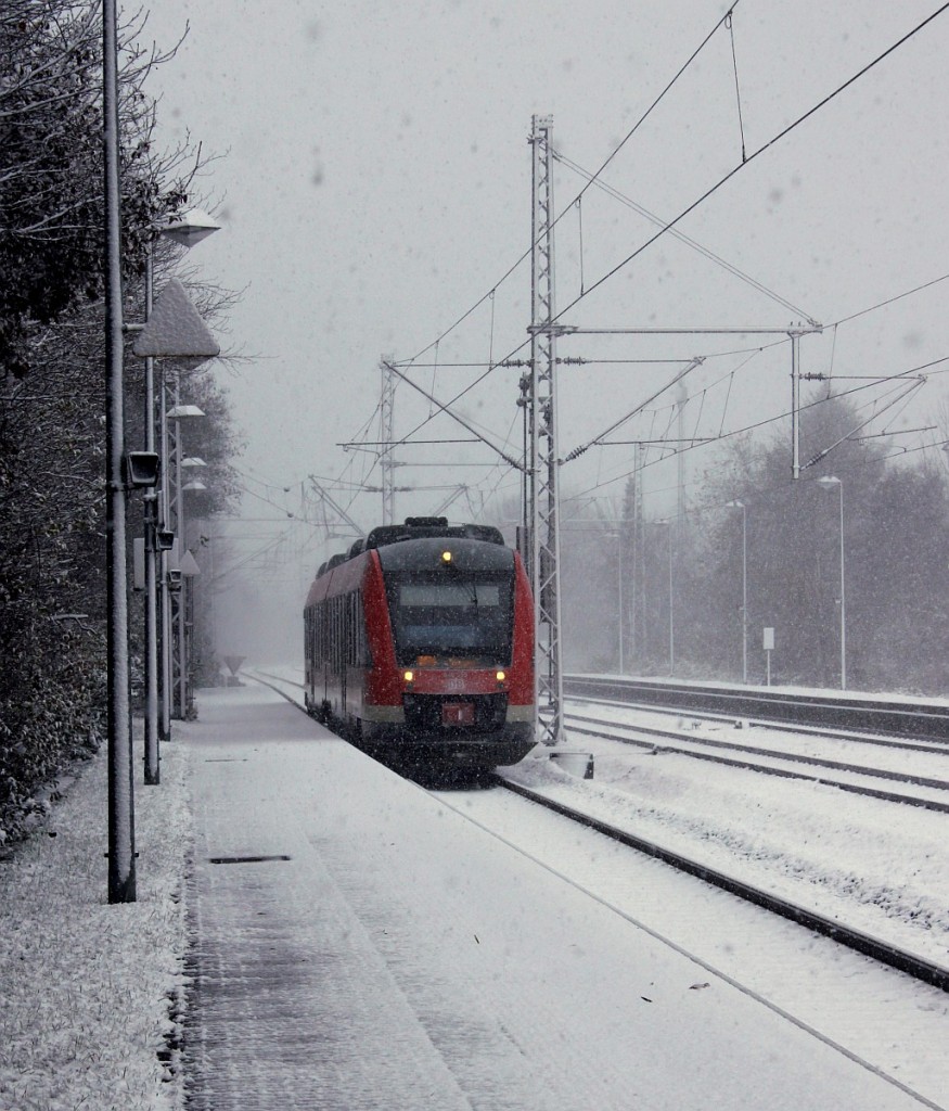 DB Regio Kiel 0648 355/855  Fehmarn  als RE74 von Kiel nach Husum hier festgehalten bei der Einfahrt in Schleswig am 22.11.2015