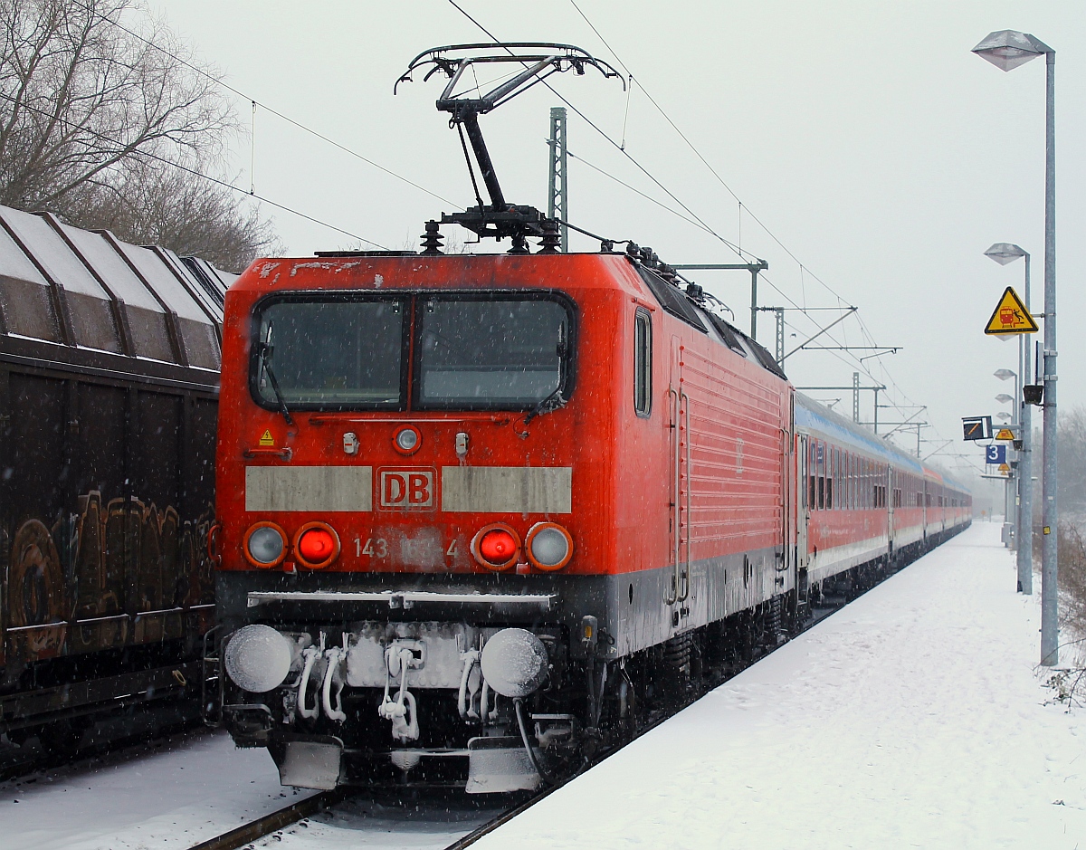 DB Regio Kiel 143 163-4 als Schub-Lok des RE 7 nach Hamburg. Schleswig 24.01.2015