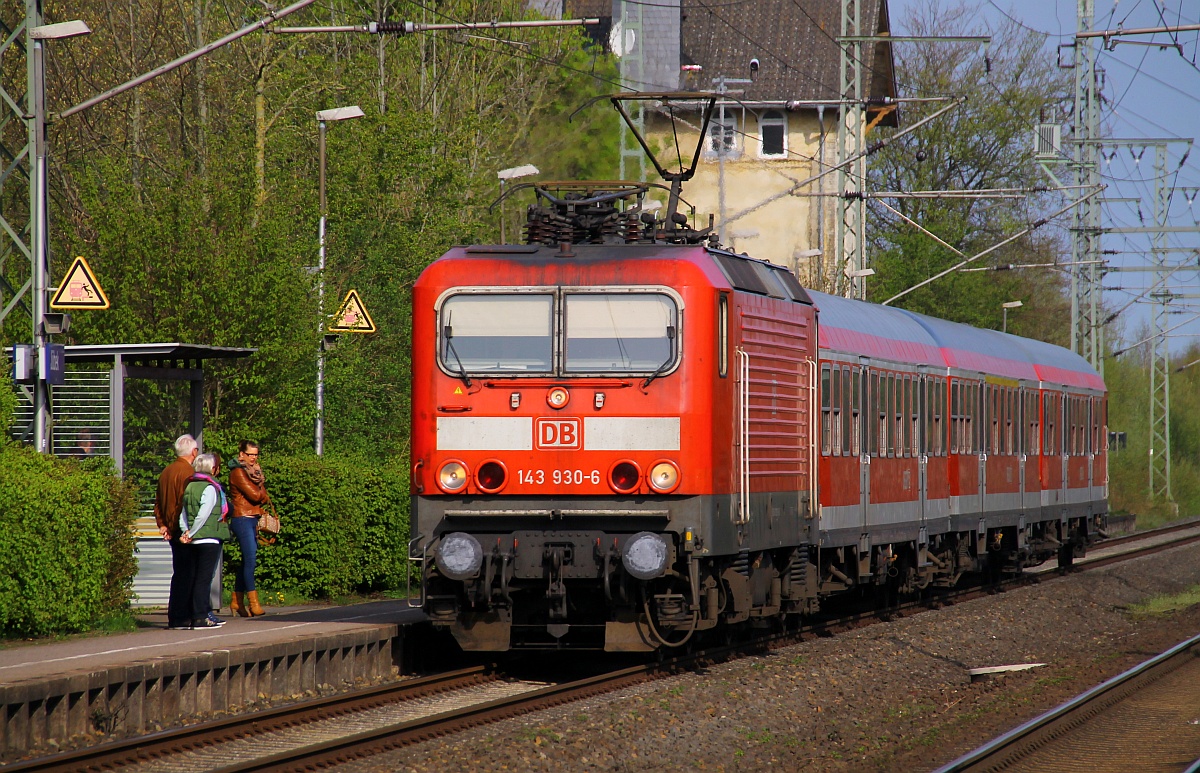 DB Regio Kiel 143 930-6 mit der RB nach Neumünster beim Halt in Jübek. 25.04.2014