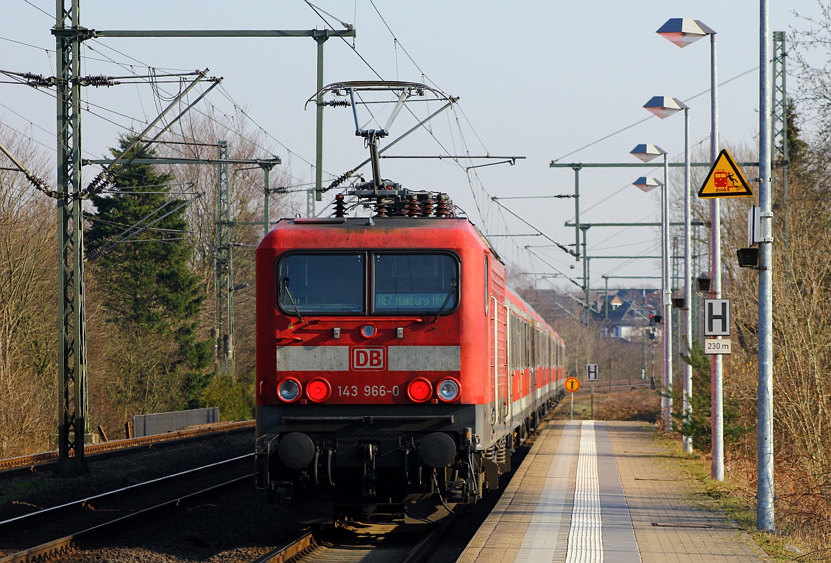 DB Regio Kiel 143 966-0(mit Verl/AK/06.02.2016)diente heute als Schublok des RE7 nach Hamburg. Schleswig 19.03.2015