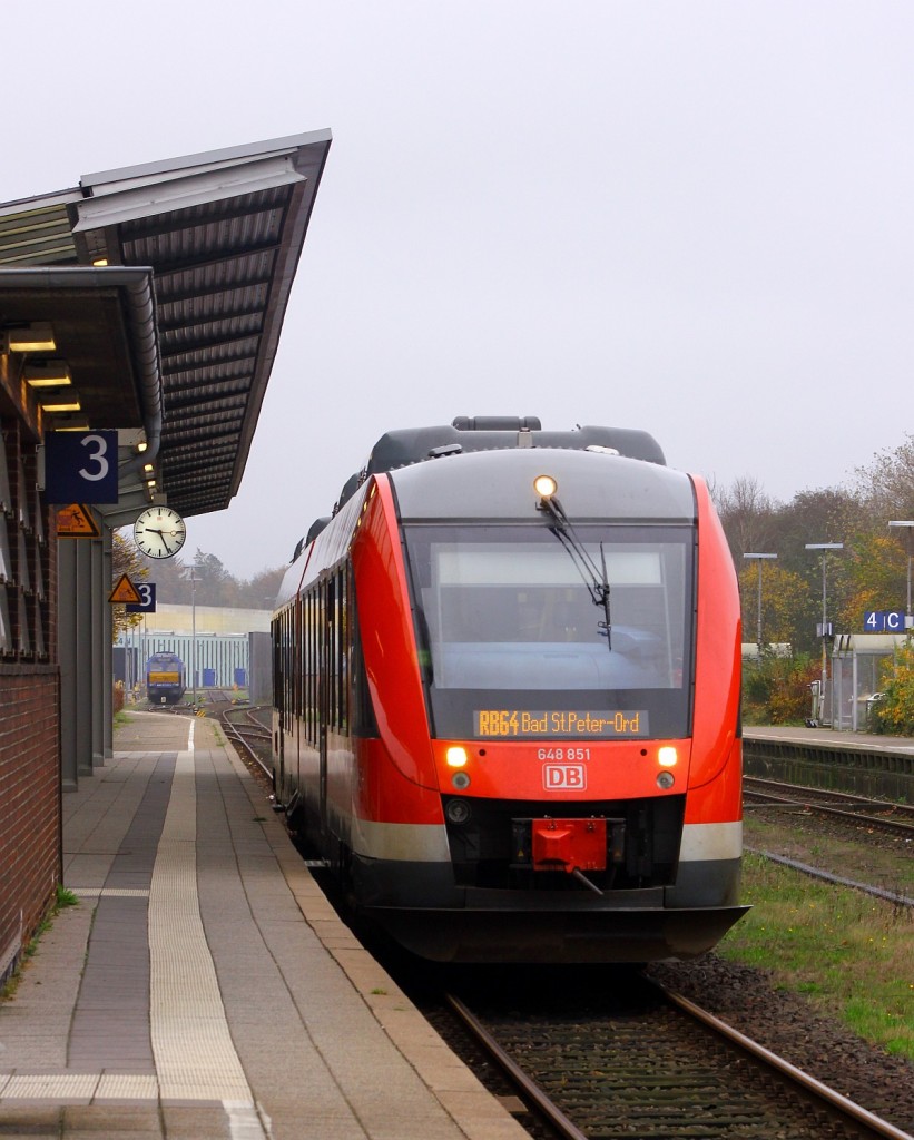 DB Regio Kiel Lint 41 0648 351/851 war am gestrigen 11.11.2015 als RB 64(Husum - St.Peter-Ording)unterwegs und steht hier im Bhf von Husum. 