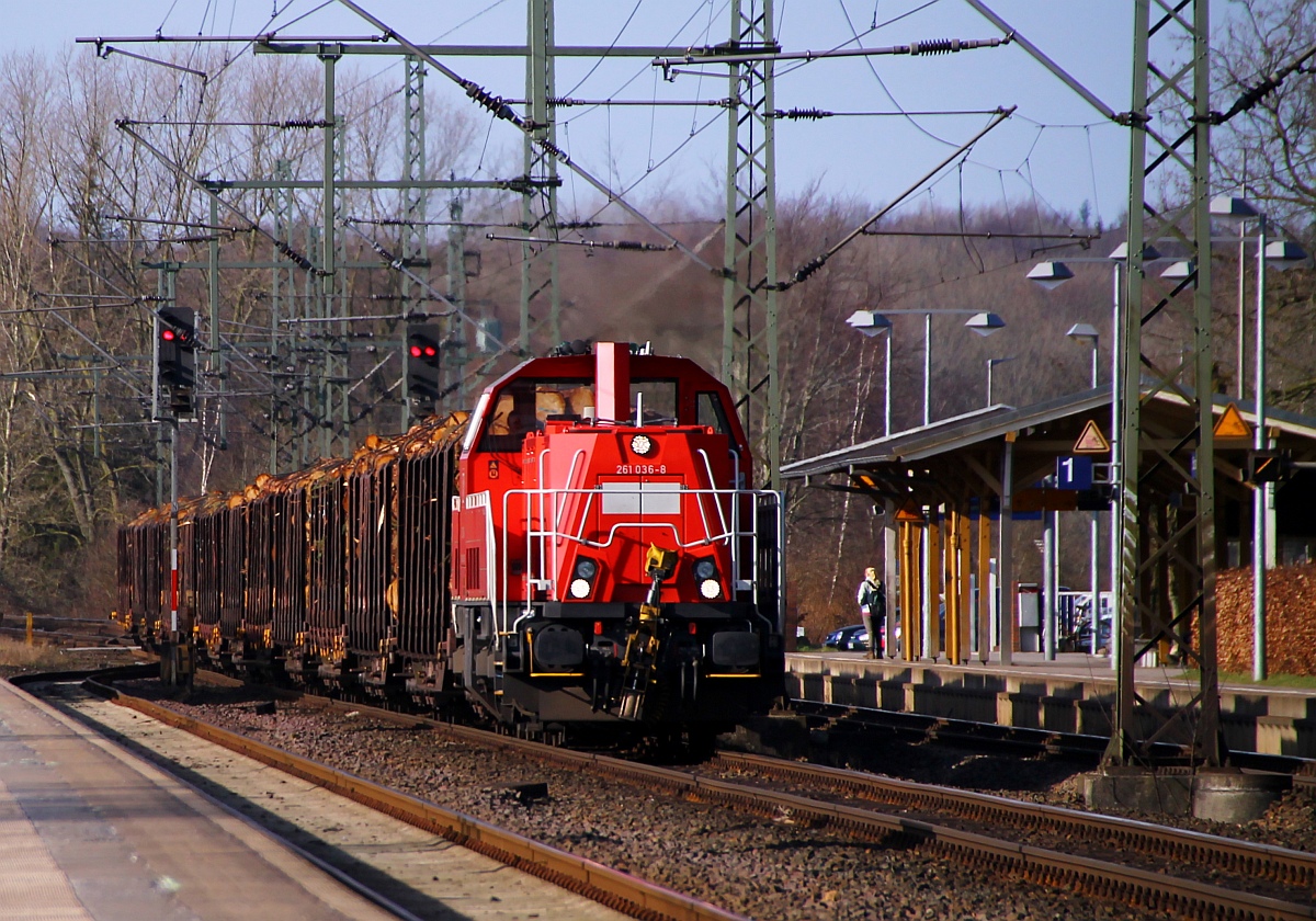 DB Schenker 261 036-8 hat hier einen Holzzug aus Jübek am Haken und dieselt mit lautem Getöse durch Schleswig. 23.02.2014