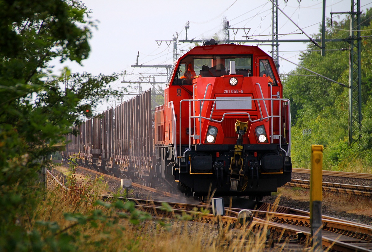 DB Schenker 261 055-8 steht hier mit ihrem Leerzug(12 Snps719 Wagen der DBSNI)in Jübek im Gleis 3 und wartet darauf ihre Rangierfahrt beginnen zu können. Jübek 26.06.2014