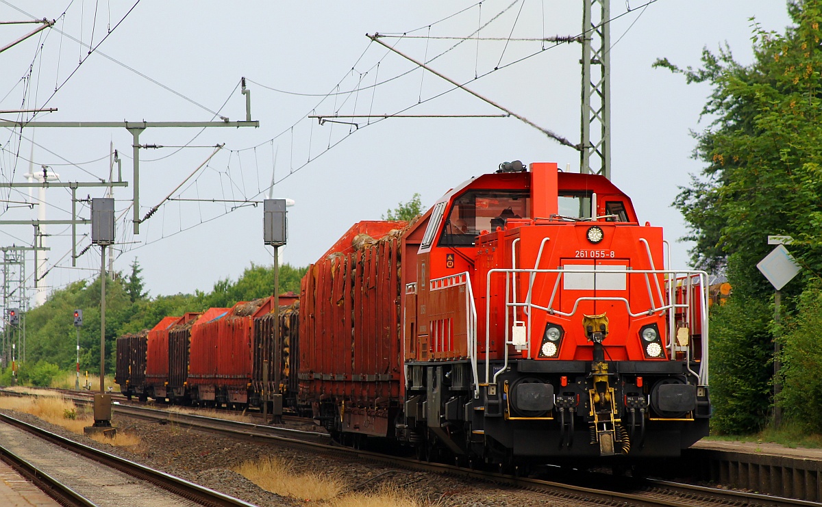 DB Schenker 261 055-8 verlässt hier mit einem der unzähligen Holzzüge Jübek Richtung Neumünster. 03.07.2014