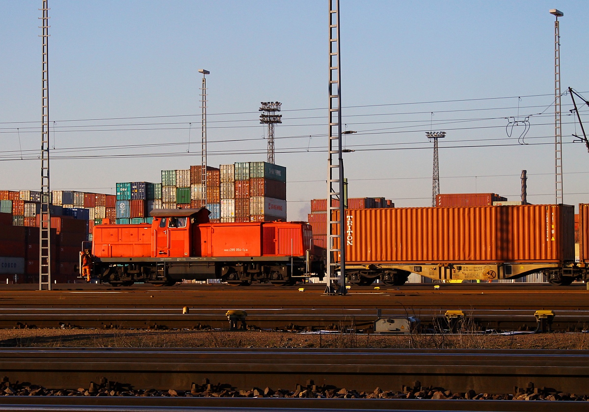 DB Schenker 3 295 054-1(REV/BCS X/16.11.11)im Rangierdienst in Hamburg-Waltershof unterwegs. 06.02.2015