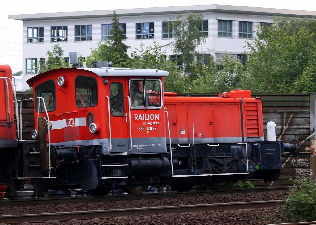 DB Schenker 335 120-2 im Schlepp einer V60. HH-Harburg 12.07.12