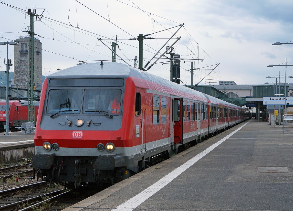 DB Steuerwagen: Auch in Deutschland werden die Fussbalfreunde mit dem ltesten zur Verfgung stehendem Rollmaterial transportiert. Am 25. April 2015 brachte die DB 111 050-1 die Fussbalfans von Freiburg nach Stuttgart zum Spiel SC Freiburg gegen vFB Stuttgart das mit einem 2:2 endete.
Foto: Walter Ruetsch