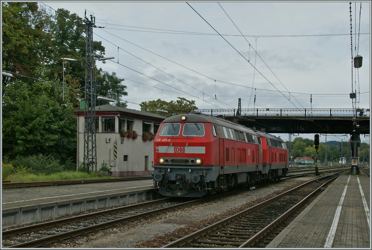 DB V 218 in Lindau. Die beiden Loks werden f�r die EC M�nchen - Lindau (Z�rich) ben�tigt.
19.09.2013