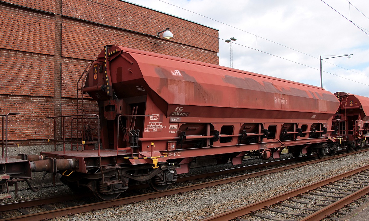 DB vierachsiger Selbstentladewagen der Gattung Tads-x957 registriert unter 31 80 0834 445-5. Pattburg 08.07.2022