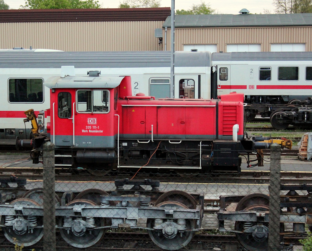 DB Werk Neumünster 335 111-1 aus dem vorbeifahrenden SH-Express nach Flensburg aufgenommen. Neumünster 05.05.2012