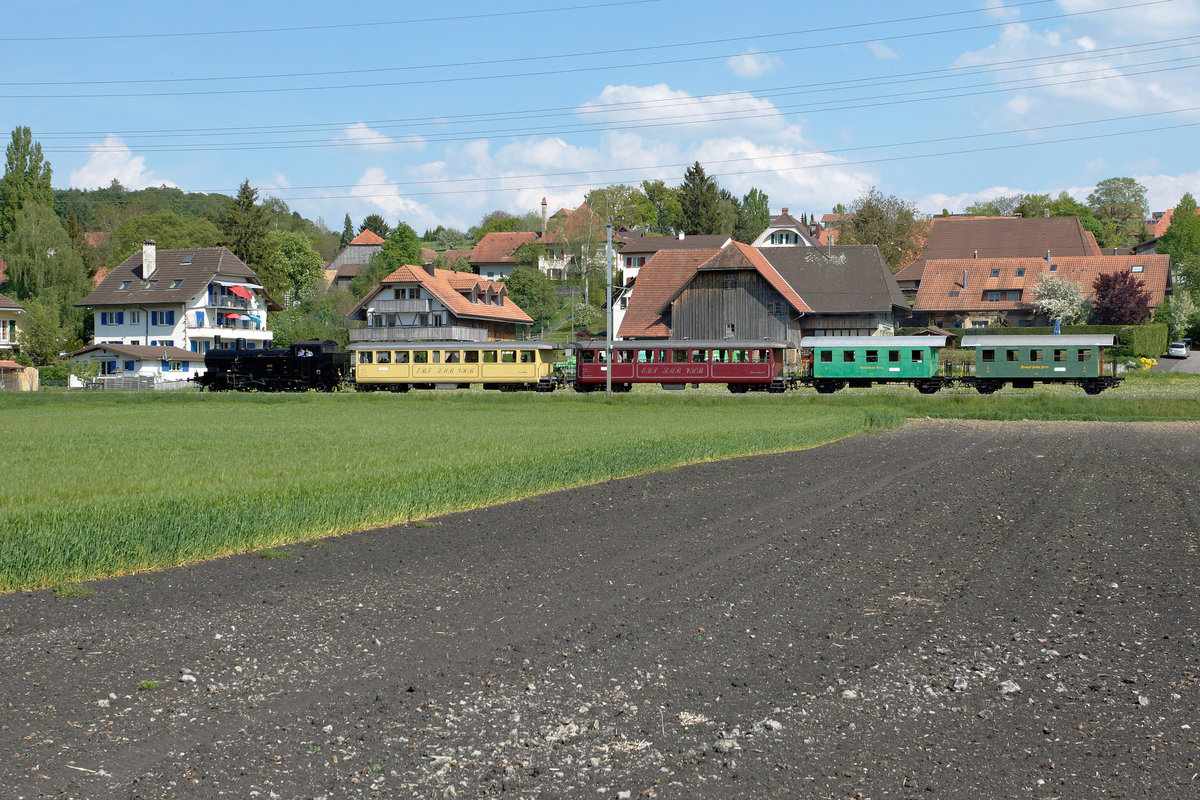 DBB: Der Dampfzug mit der Eb 3/5 5810 /ehemals SBB) + Bi 523 + 524 + C2 +C2 auf der Hinfahrt von der Werkstätte Konolfingen zum Spargelfest Kerzers vom 7. Mai 2016. Der Sonderzug wurde bei Kallnach verewigt.
Foto: Walter Ruetsch