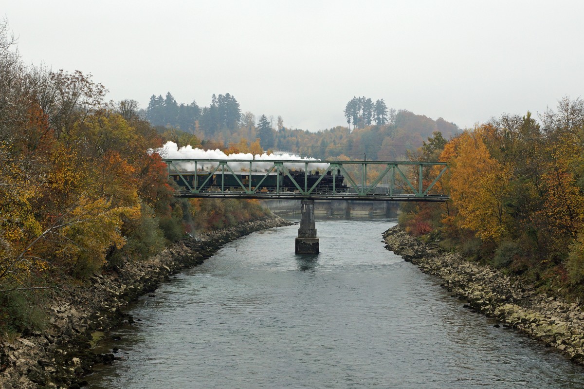 DBB: Die DBB Eb 3/5 5810  HABERSACK , ehemals SBB mit ehemaligen BLS-Wagen auf der Sonderfahrt in die Westscheiz. Die Aufnahme ist am 26. Oktober 2015 in Lyss entstanden.
Foto: Walter Ruetsch