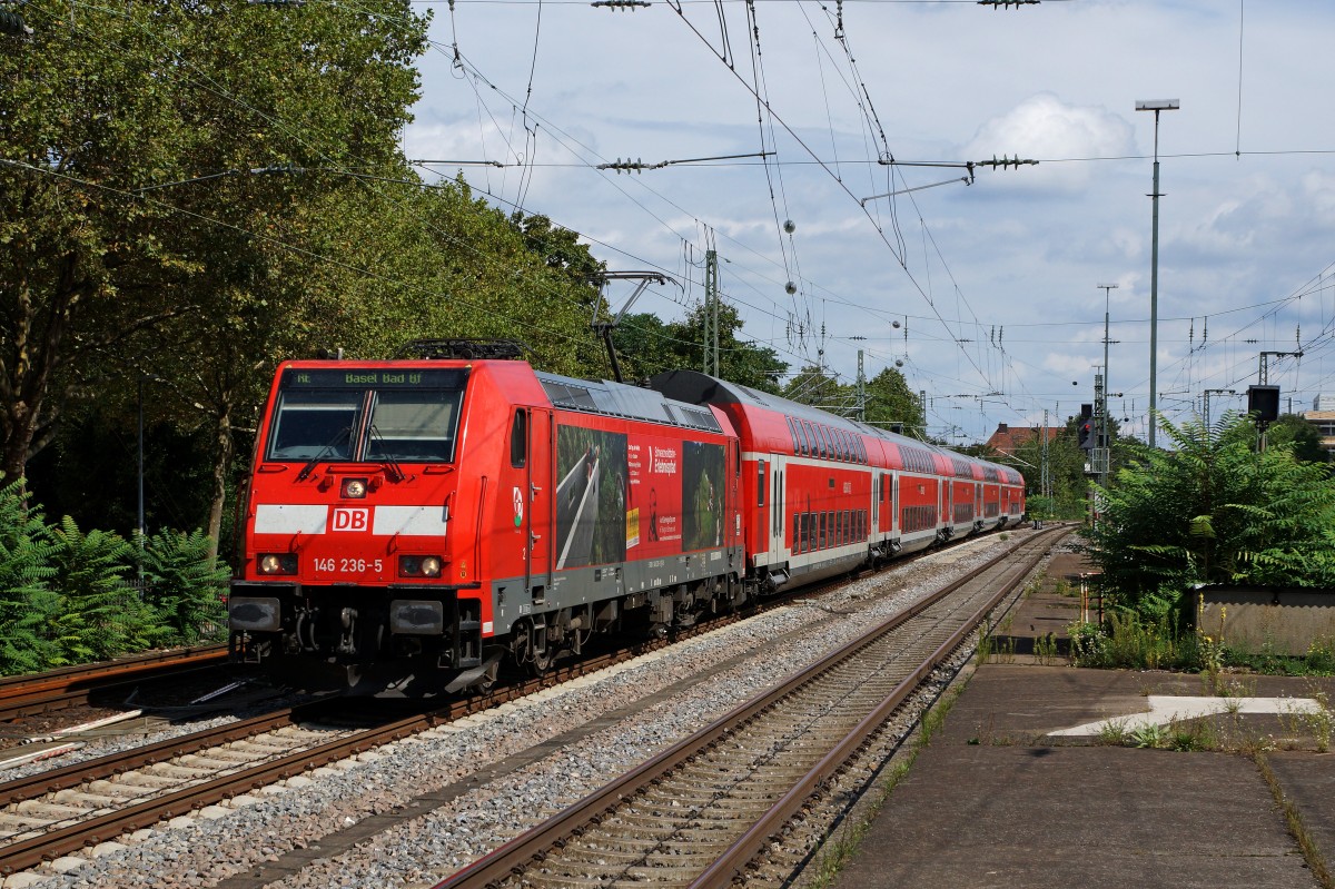 DBB: RE nach Basel Bad Bf mit der 146 236-5 bei der Einfahrt in den Bahnhof Freiburg im Breisgau am 3. September 2015.
Foto: Walter Ruetsch