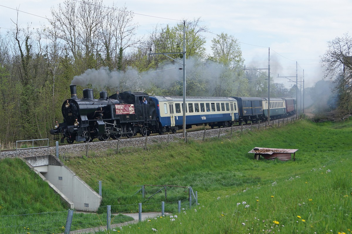 DBB/EBT: Mit dem WHISKI TRAIN quer durchs Seeland. Ueber das Wochenende vom 18./19. April 2015 fand die 7. Ausgabe des legendren Whiskytrains statt. Die 10 historischen Personenwagen die bei verschiedenen Vereinen zusammengetrommelt werden mussten, wurden dieses Jahr von der DBB Eb 3/5 Nr. 5810 ehemals SBB gezogen, weil die VHE 64518 noch immer abgestellt ist infolge einer umfangreichen Revision. Am Zugsschluss wurde der grne EBT BDe 4/4 82 (ex SOB) angehngt um Umfahrungen zu vermeiden. Diese Aufnahme ist am 19. April 2015 bei Murten entstanden.
Foto: Walter Ruetsch 