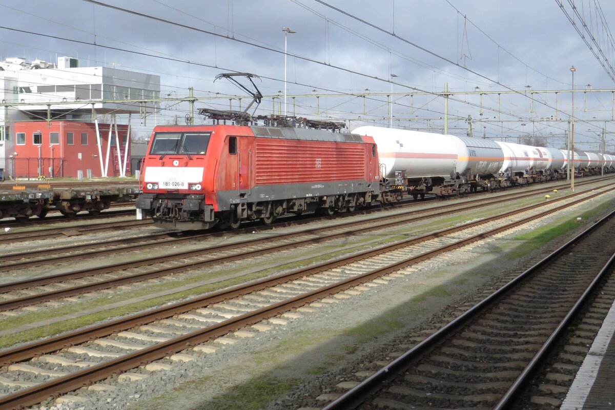 DBC 189 026 lauft am 18 Februar 2023 mit ein Gaskesselwagenzug in Roosendaal ein.