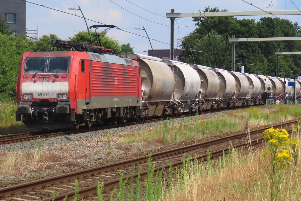 DBC 189 071 zieht der Dolimezug durch Wijchen nach Roosendaal am 17 Juli 2024 -zwischen die etwa 46.000 Läufer der Nijmeegse Wandelvierdaagse (der Viertagemarsch von Nijmegen, das grosste Wandererevent auf der Globus!).