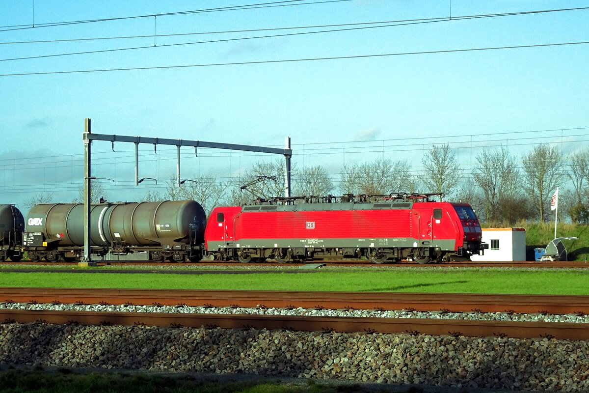 DBC 189 822 steht am 13 November 2022 in Valburg und wartet der verspäteter Abfahrt ab.