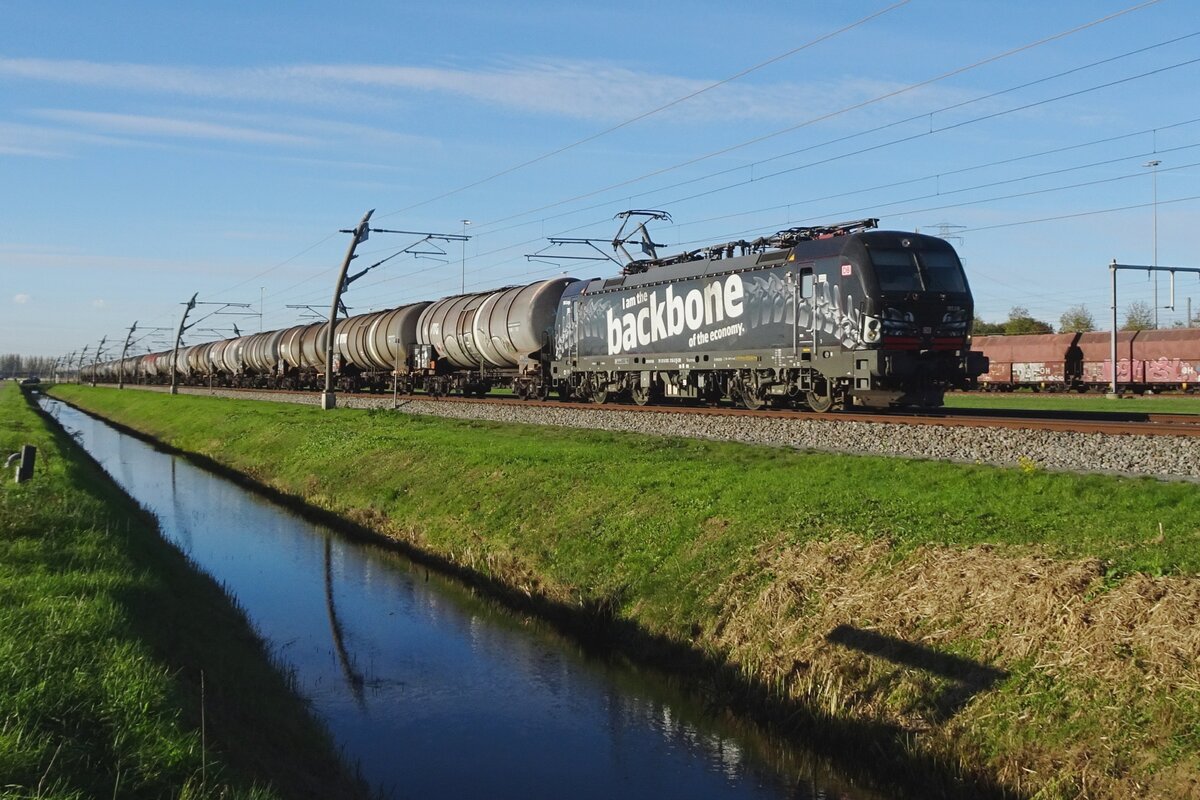 DBC 193 318 zieht als Rückgrat der Ökononie ein Kesselwagenzug am 13 NOvember 2022 durch Valburg.