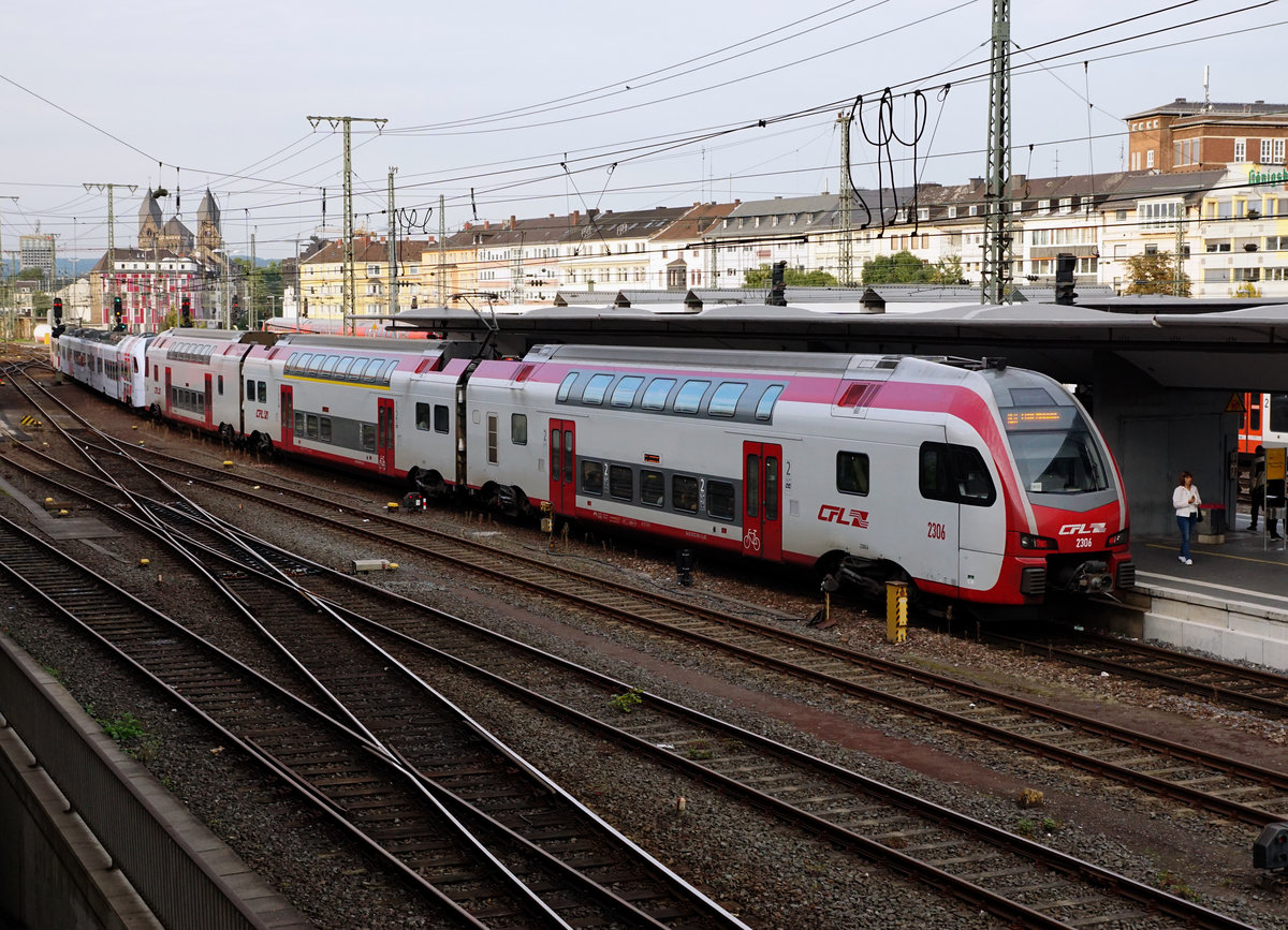 DB/CFL: BAHNALLTAG.
Koblenz Hbf vom 22. September 2017.

RE 1 nach Trier (gemischter Zug..
RE 4124 nach Saarbrücken Hbf (vorderer Teil des Zuges).
RE 5124 nach Luxembourg (hinterer Teil des Zuges).
Mit Abfahrt Koblenz Hbf 18:06 erreichte der hintere Zugsteil Luxembourg um 20:29h.

Foto: Walter Ruetsch 