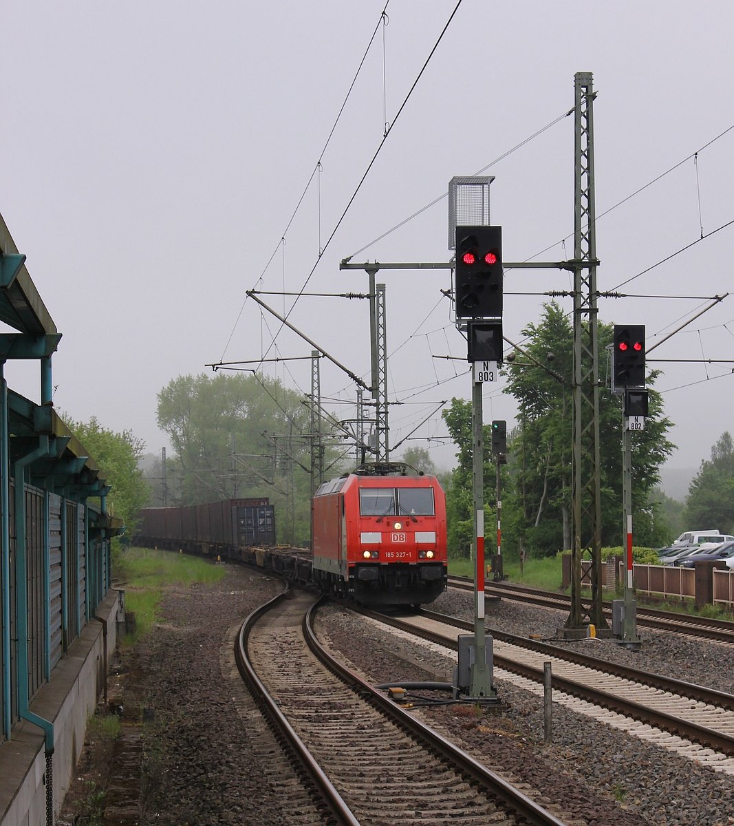 DBCSC 0185 321-7 mit dem Volvo Express nach Gent Zeehaven rumpelt hier durch Schleswig. 19.05.2017