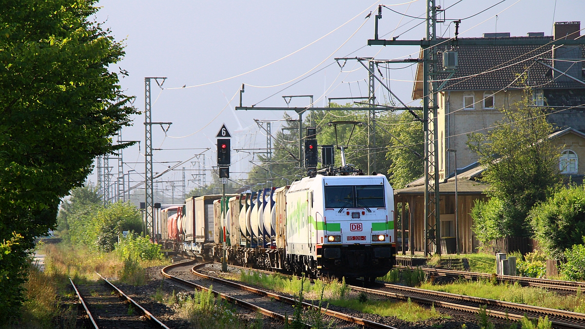 DBCSC 185 326-.3  Climate Hero  mit morgendlichem Güterzug gen Norden. Jübek 07.08.2022