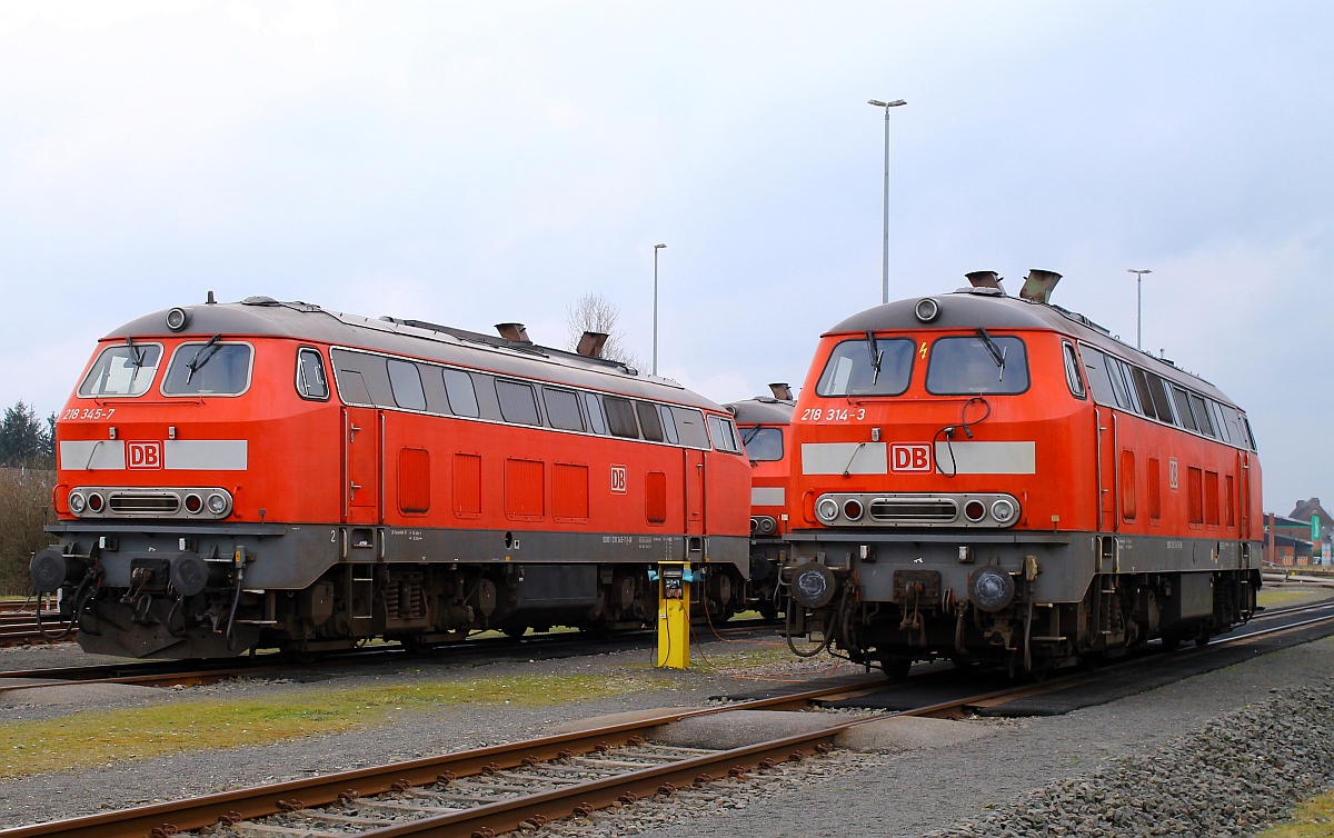 DBF 218 314-3(REV/HB X/21.08.09) rechts und 218 345-7(REV/HB X/03.02.09,Verl./ANB/14.01.16)links in Niebüll. 15.03.15