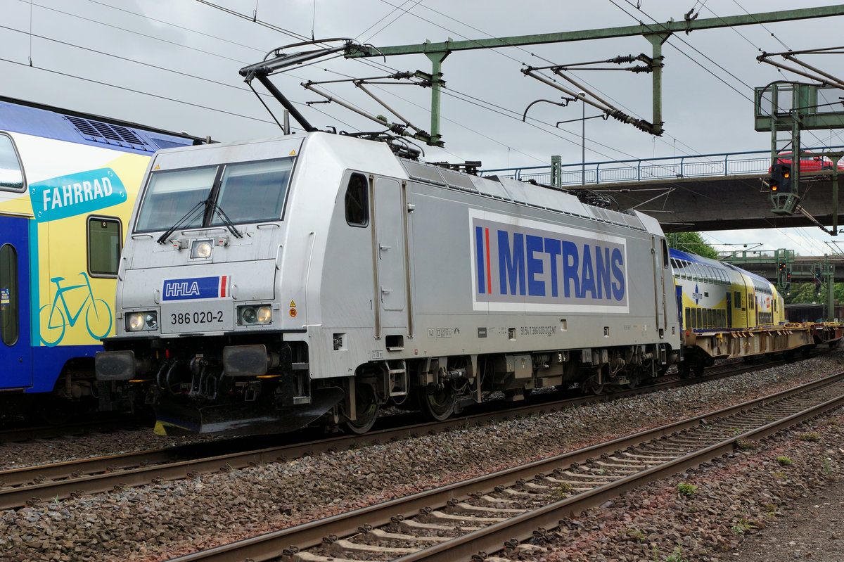 DB/HHLA: Die 386 020-2 in Hamburg-Harburg am 9. August 2016. Diese Mehrsystemlok zieht bis zu 2.200 Tonnen schwere Metrans-Zge, und das in sieben Lndern mit unterschiedlichen Stromnetzen.
Foto: Walter Ruetsch 