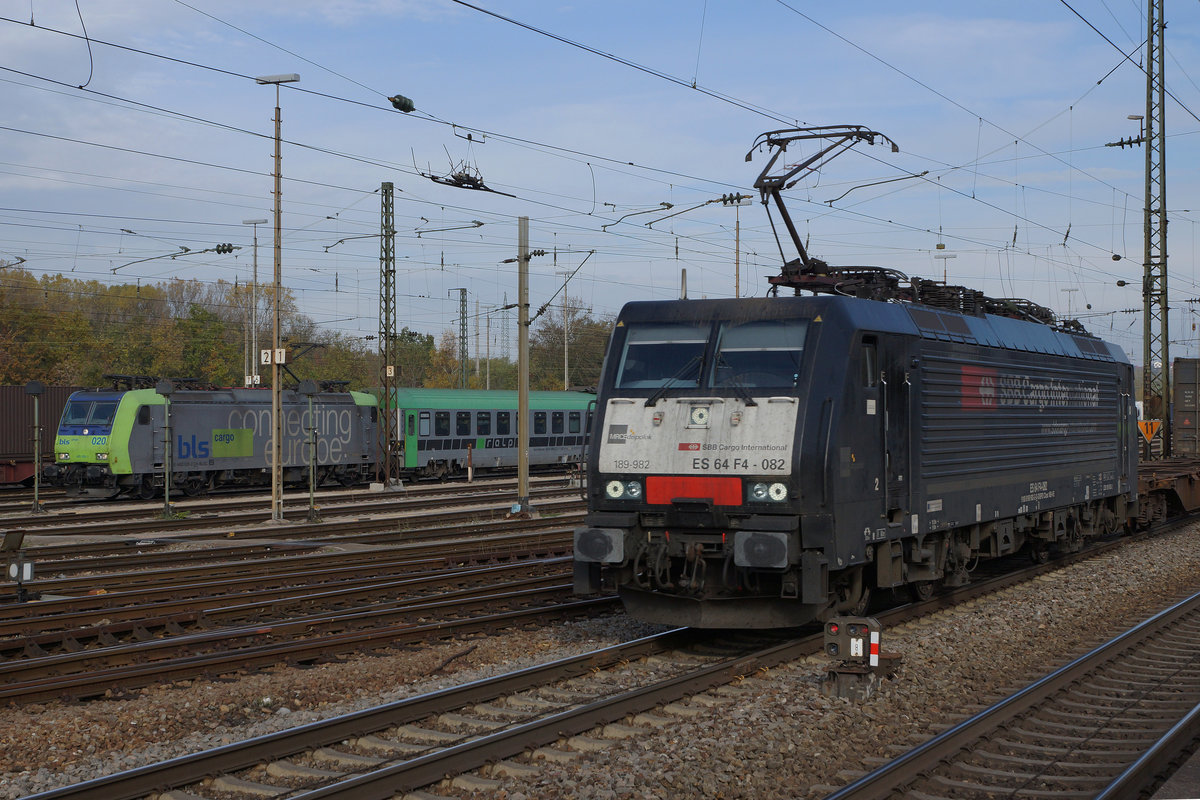 DB/SBB: Zusammentreffen von MRCE dispolok 189-982 ES 64 F4-082 im Dienste von SBB CARGO International und BLS CARGO  485 020-2 in Weil am Rhein am 4. November 2016.
Foto: Walter Ruetsch