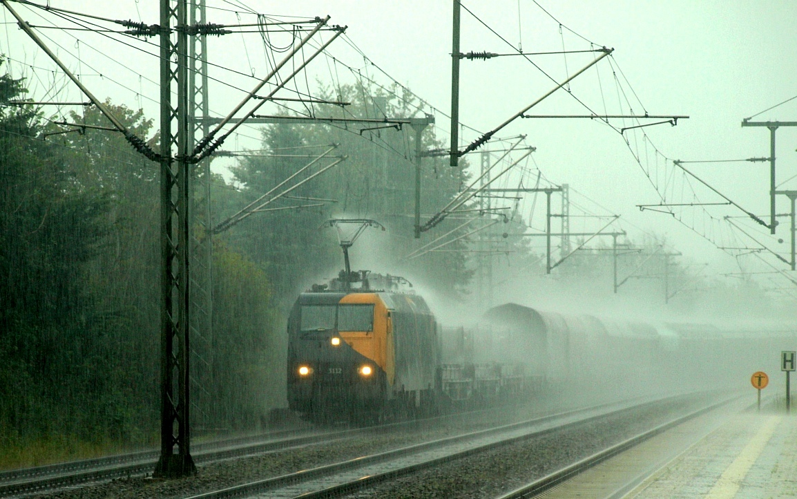 DBS/DSB EG 3112 in ihrem alten Farbkleid fährt hier während eines ordentlichen Schauers durch Schleswig(3.Version). Schleswig 04.09.2011