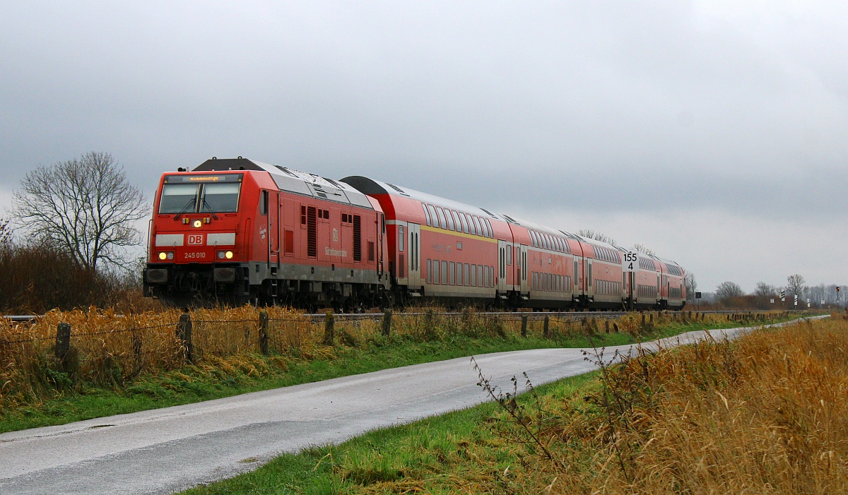 DB/SOB 245 010 mit Dosto-Park als RE6 nach Westerland. Südermarsch 26.11.2021