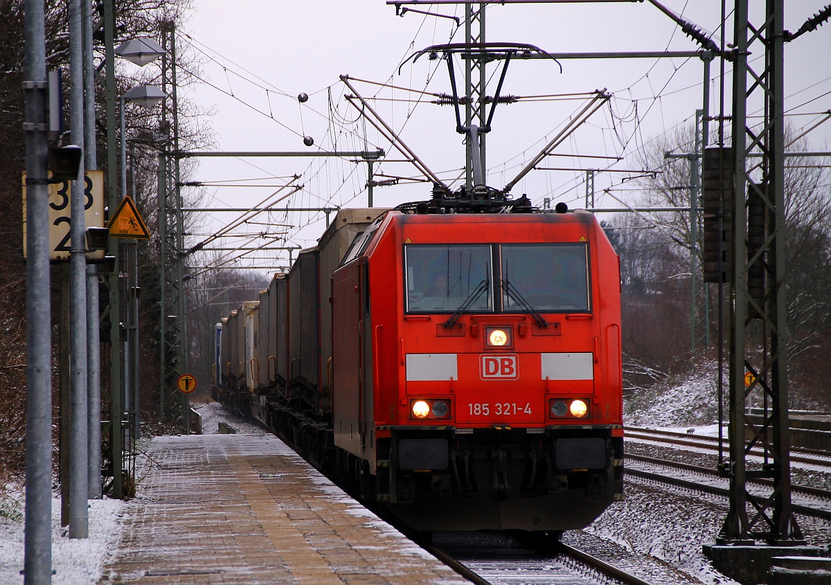 DBS/RSC 0185 321-4 hat eine Verlängerung(Verl/AM/17.12.14)erhalten und kann so noch ein wenig im Norden rumdüsen, hier fährt sie mit dem 44722 Richtung Dänemark durch Schleswig. 22.01.2014