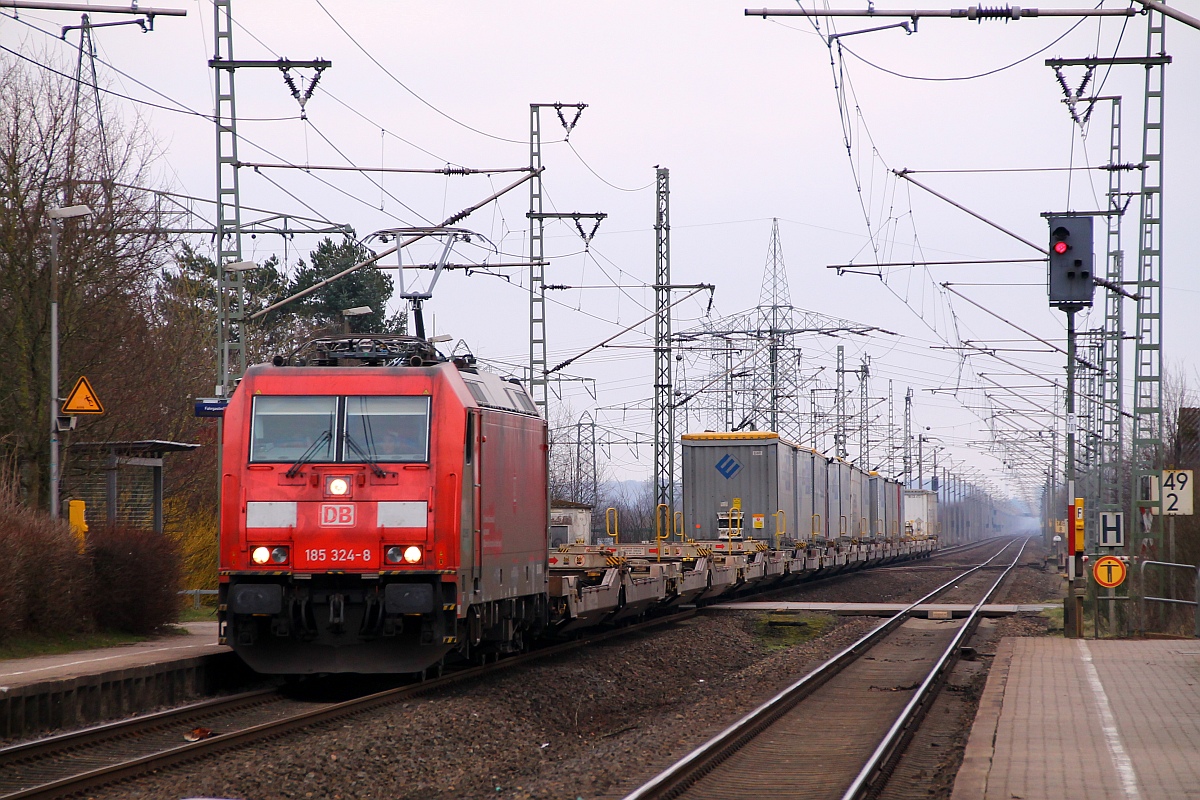 DBS/RSC 0185 324-8 mit dem 44721 aus Hannover hier festgehalten bei der Durchfahrt in Jübek bei Schleswig. 22.02.2014