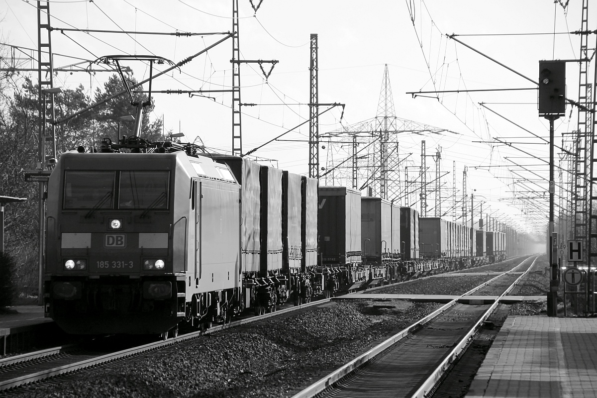 DBS/RSC 0185 331-3 mit dem üblichen Samskip/DSV/Norfolk KLV wegen starkem Gegenlichts in einer s-w Version. Jübek 12.02.2014