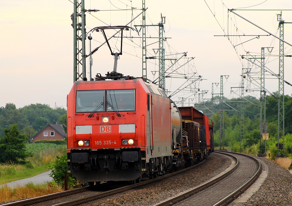 DBS/RSC 0185 335-4 passiert hier mit ihrem Güterzug den Bü Jübek-Nord. 03.07.2014