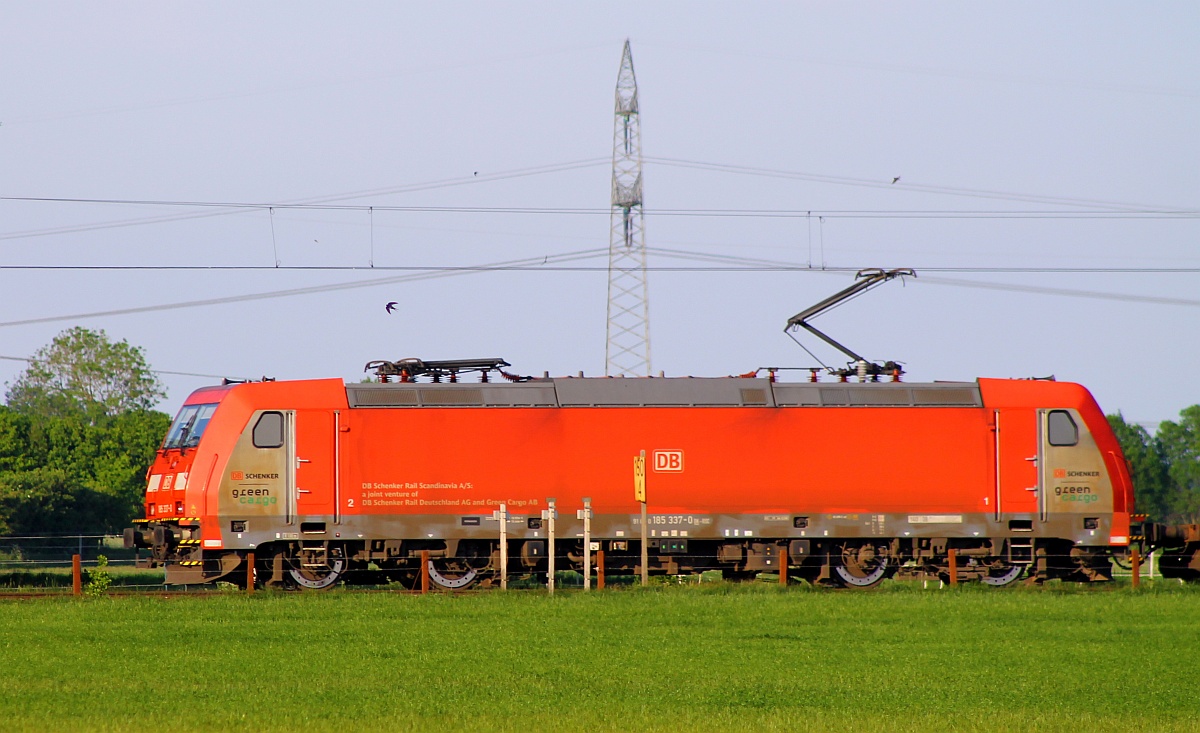 DBS/RSC 0185 337-0 hier nochmal mit max. Tele und geändertem Bildausschnitt. Jübek-Nord/Sollbrück 26.05.2014