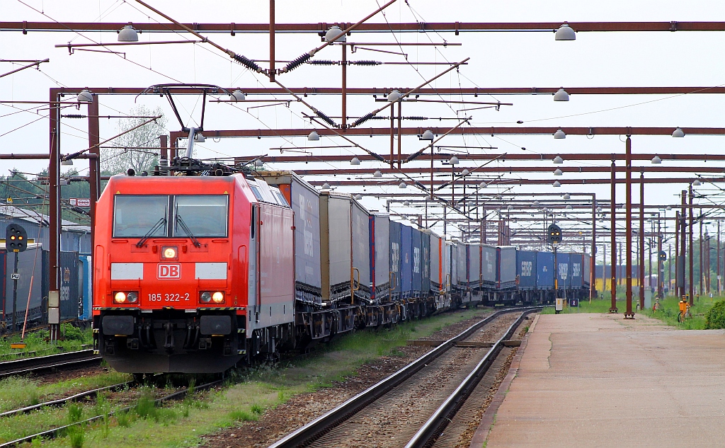 DBS/RSC 185 322-2 rollt hier mit dem Samskip KLV in den Bahnhof von Padborg/DK. 01.06.2013