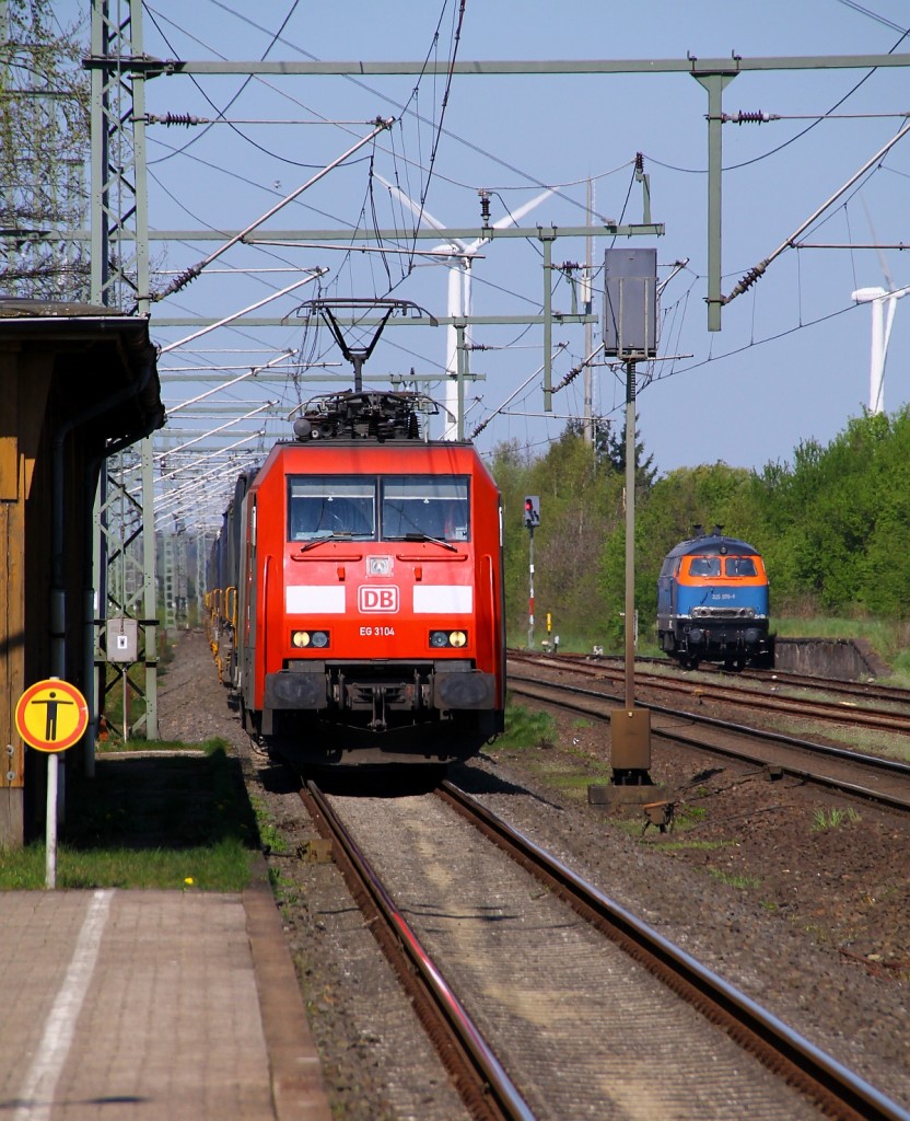 DBS/RSC EG 3104 rauscht hier mit einem KLV durch Jübek, hinten steht die NBE 225 006-6 in der Ladestrasse. Jübek 26.04.2014