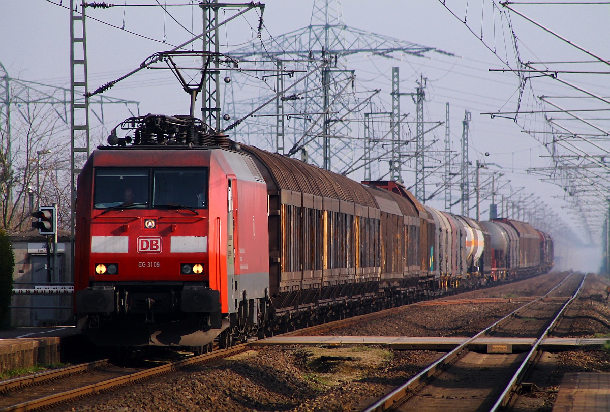 DBS/RSC EG 3109 hat hier den 44736 am Haken und rauscht gerade durch Jübek. 02.04.2014