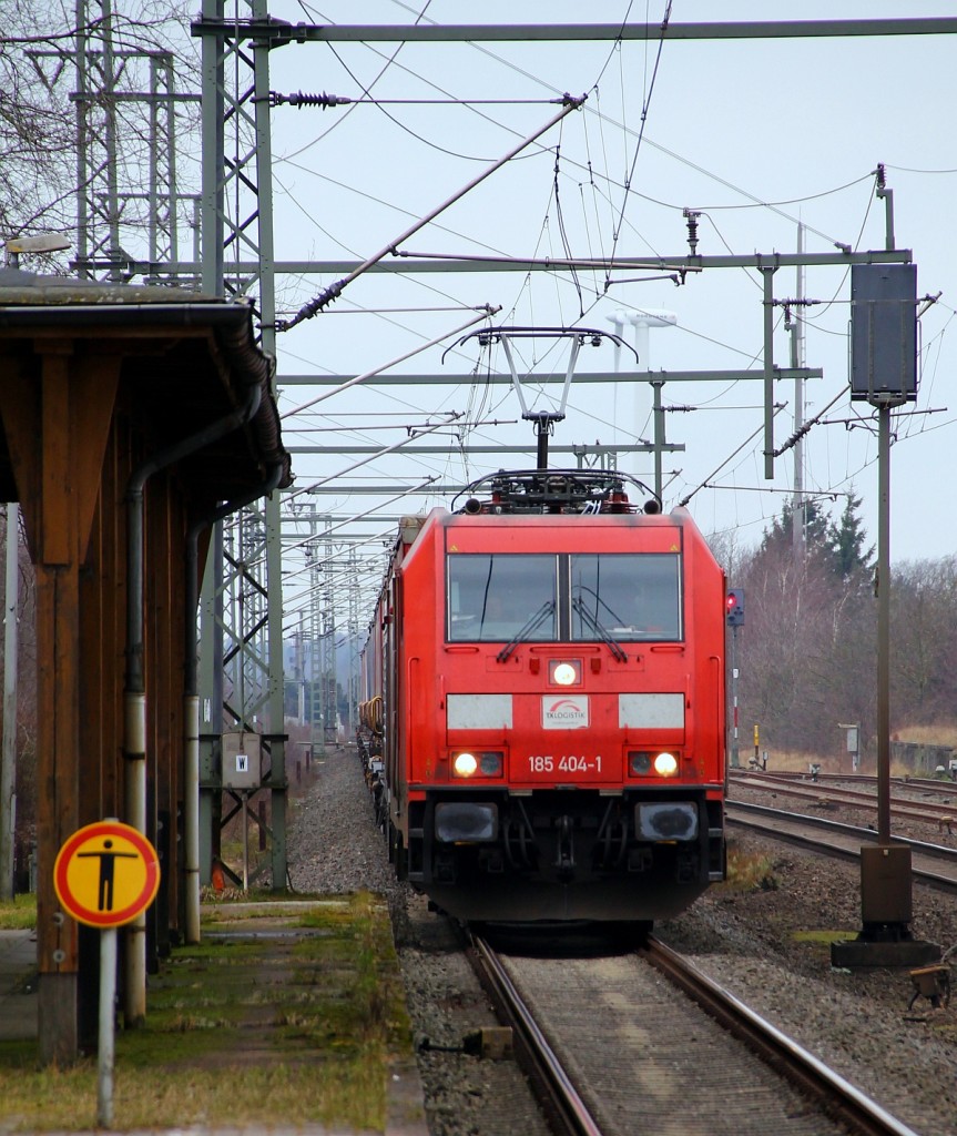 DB/TXL 185 404-1 hat nen langen KLV an Haken und fährt hier mit kurzem Pfiff durch Jübek. 22.02.2014