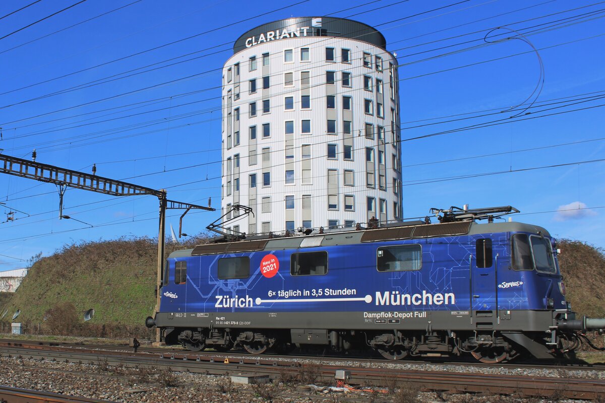 DDF, ex-SBB 421 379 wirbt fr die schnellere Verbindung Zrich<=>Mnchen am 13 Februar 2024 bein Passage durch Pratteln.