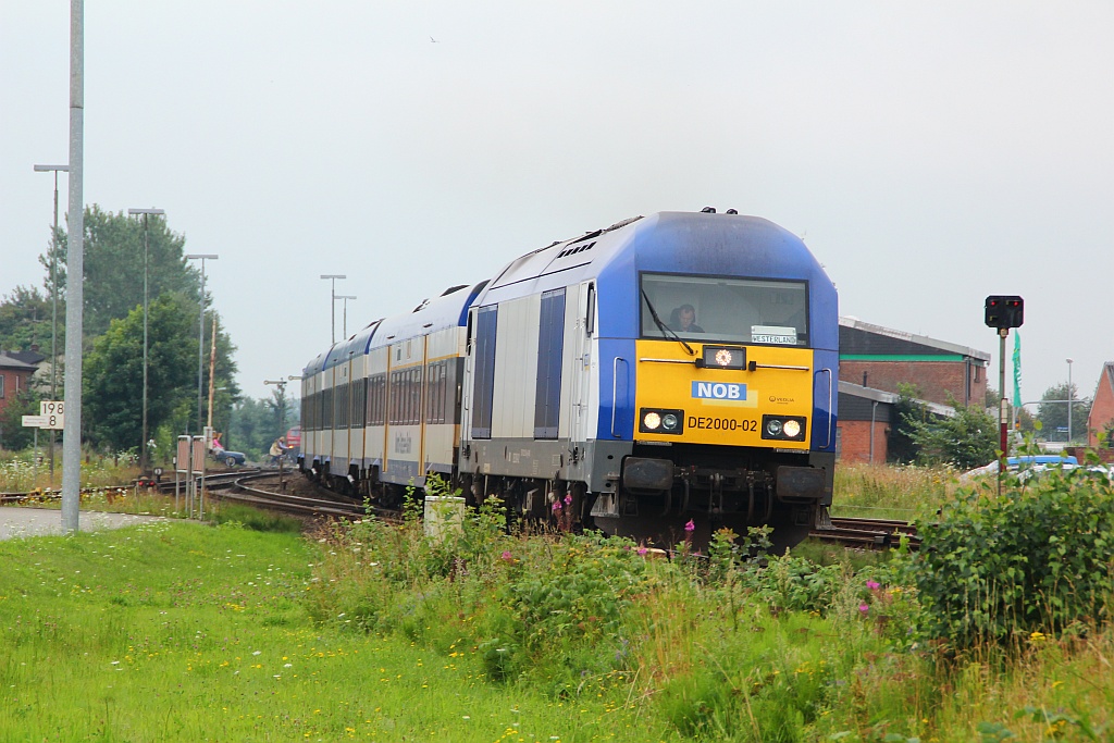 DE 2000-02/223 054-8 verlässt hier den Bahnhof Niebüll Richtung Westerland. 04.08.12