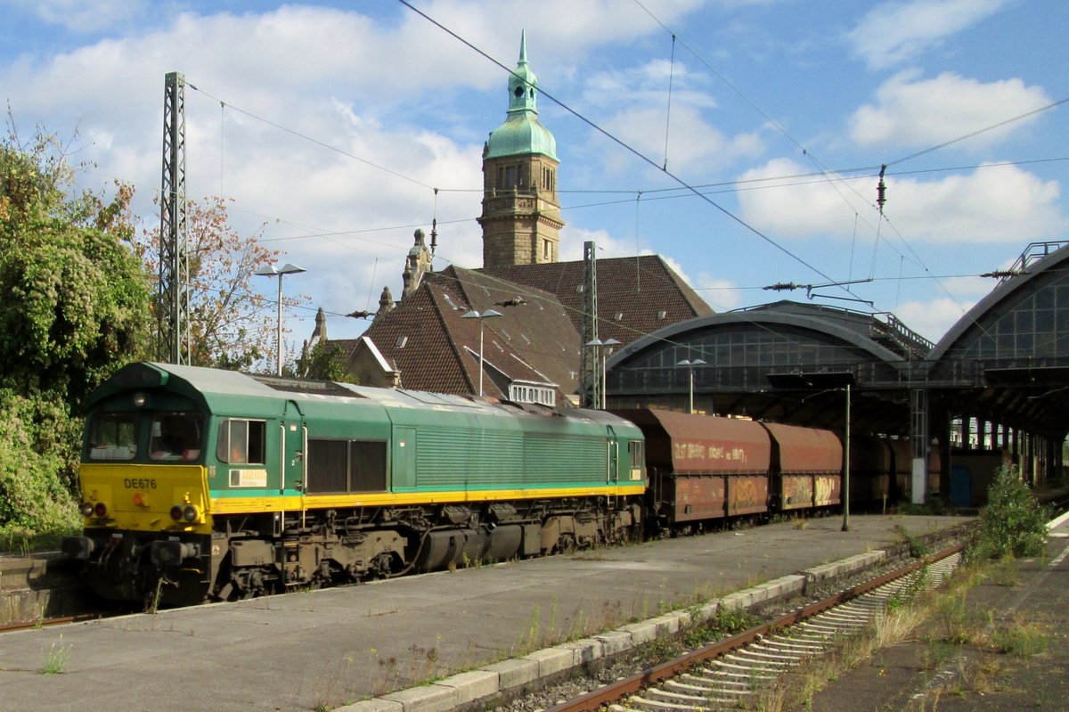 DE 676 schleppt ein Kohlezug durch Krefeld am 16 September 2016.